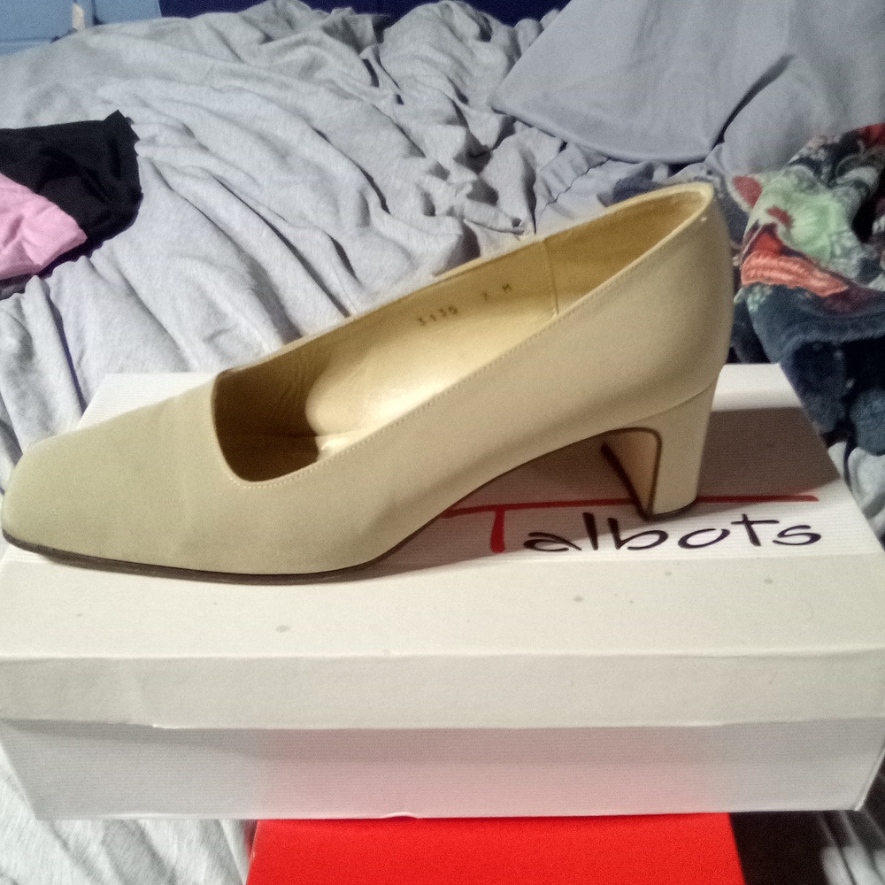 Talbots Cream Heels Elegant and Versatile